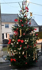 Sapin de Noël près de la salle des fêtes de Courlandon